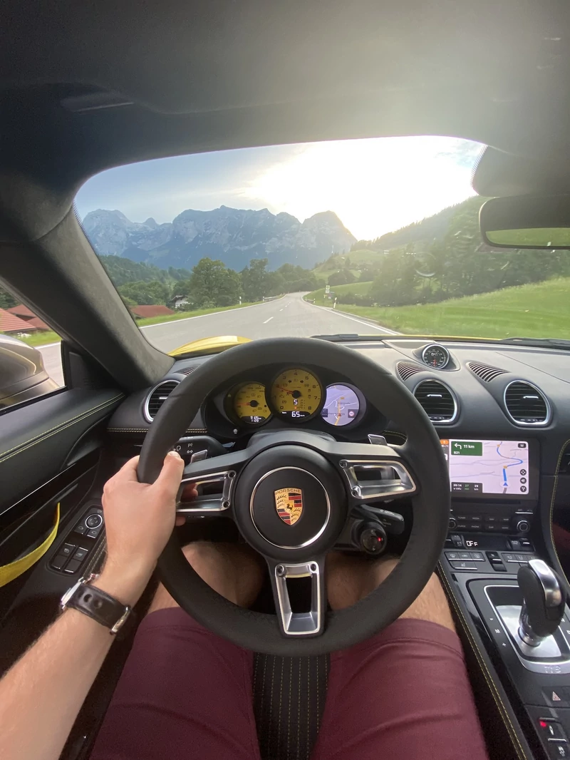 Porsche 718 Cayman T (982c) – podróż w Alpy