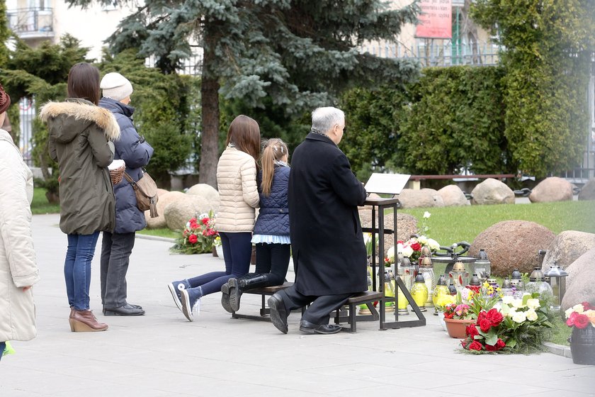 Kaczyński z koszyczkiem