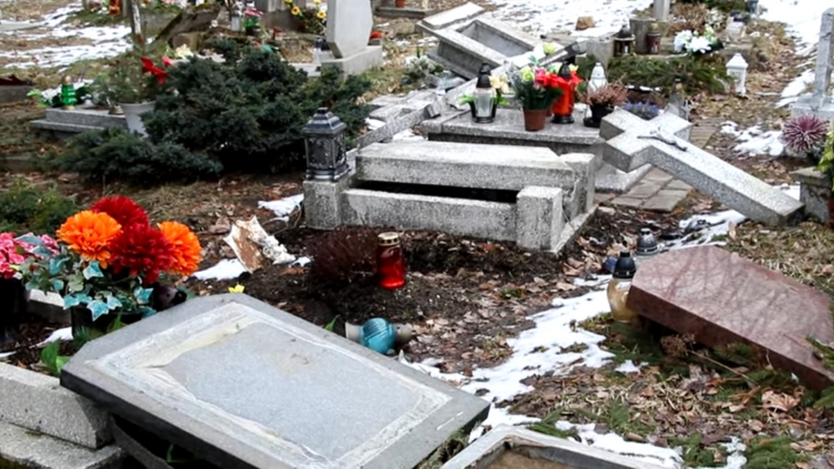 Olsztyn: Akt wandalizmu na cmentarzu. Połamane krzyże, zniszczone nagrobki