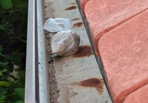 Pronađena droga koja je bačena kroz prozor