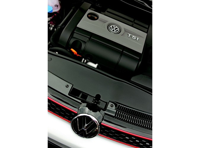 Do kluczyków jest przyczepiony metalowy breloczek związany z urodzinami gorącego golfa