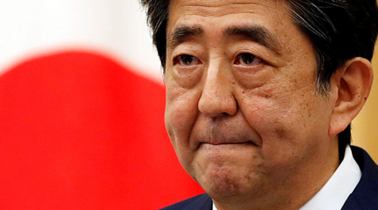 Beszéde közben a volt japán miniszterelnököt, Shinzo Abe-t / Fotó: MTI/EPA/Reuters pool/Kim Kjung Hun