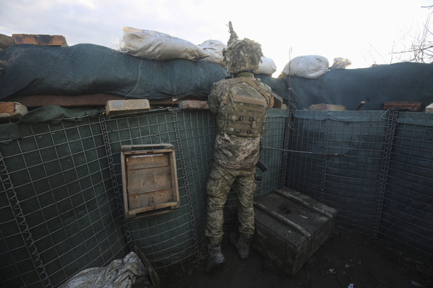 Ukraiński wojskowy sprawdza sytuację na pozycji w pobliżu wsi Zajcewe niedaleko kontrolowanego przez prorosyjskich bojowników miasta Gorliwka rejon Doniecka na Ukrainie,Dostawca: PAP/EPA.
