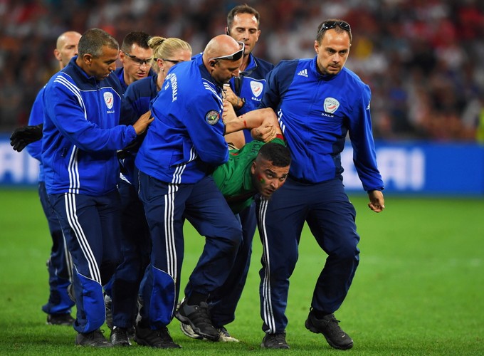 Portugalczycy nie potrafili usiedzieć na miejscu. Wbiegli na boisko. Na szczęście nie... nago