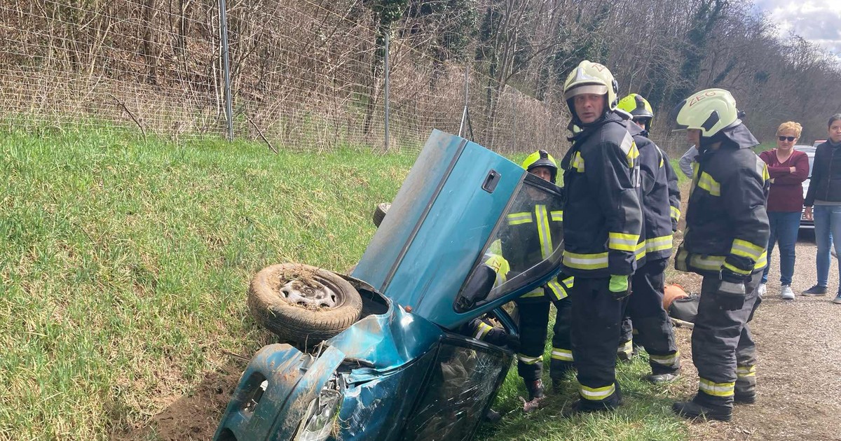 Mi történhetett? Az árokban kötött ki egy autós a 76-os főúton, nagy erőkkel vonultak ki a tűzoltók a helyszínre – fotókon a mentés
