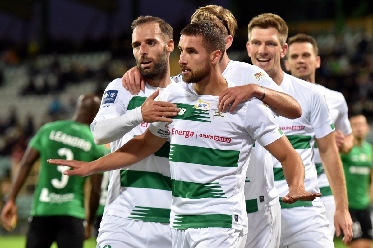 Radość piłkarzy drużyny Lechia Gdańsk po strzeleniu gola przez Łukasza Zwolińskiego