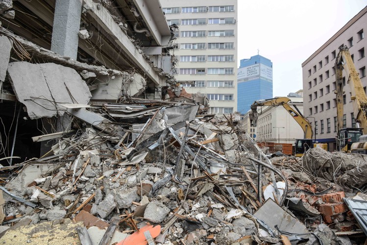 W PRL-u Sezam słynął z dobrego zaopatrzenia. Na parterze znajdował się sklep samoobsługowy z artykułami spożywczymi. W innych działach dostępne były artykuły przemysłowe oraz gospodarstwa domowego.
<br><br>
(cat/mgo) PAP/Jakub Kamiński