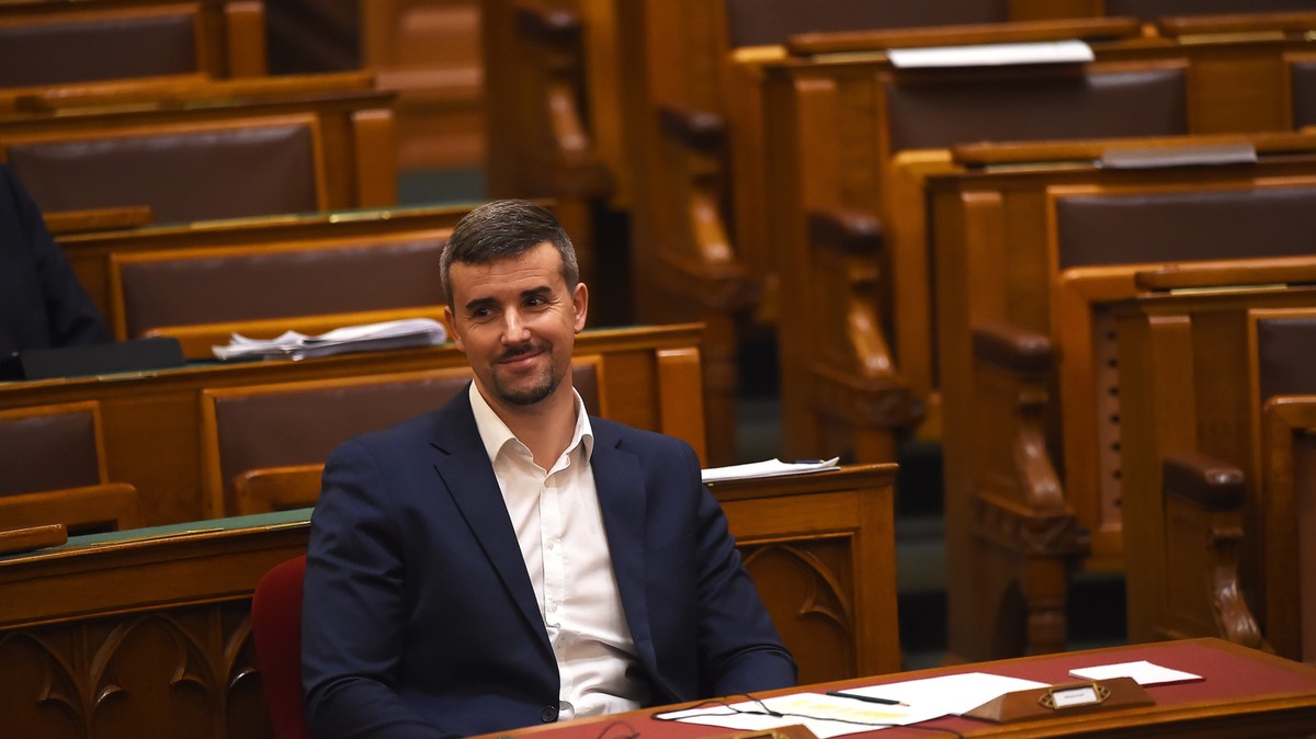 Jakab Péter elfoglalta Orbán Viktor parlamenti székét - Blikk