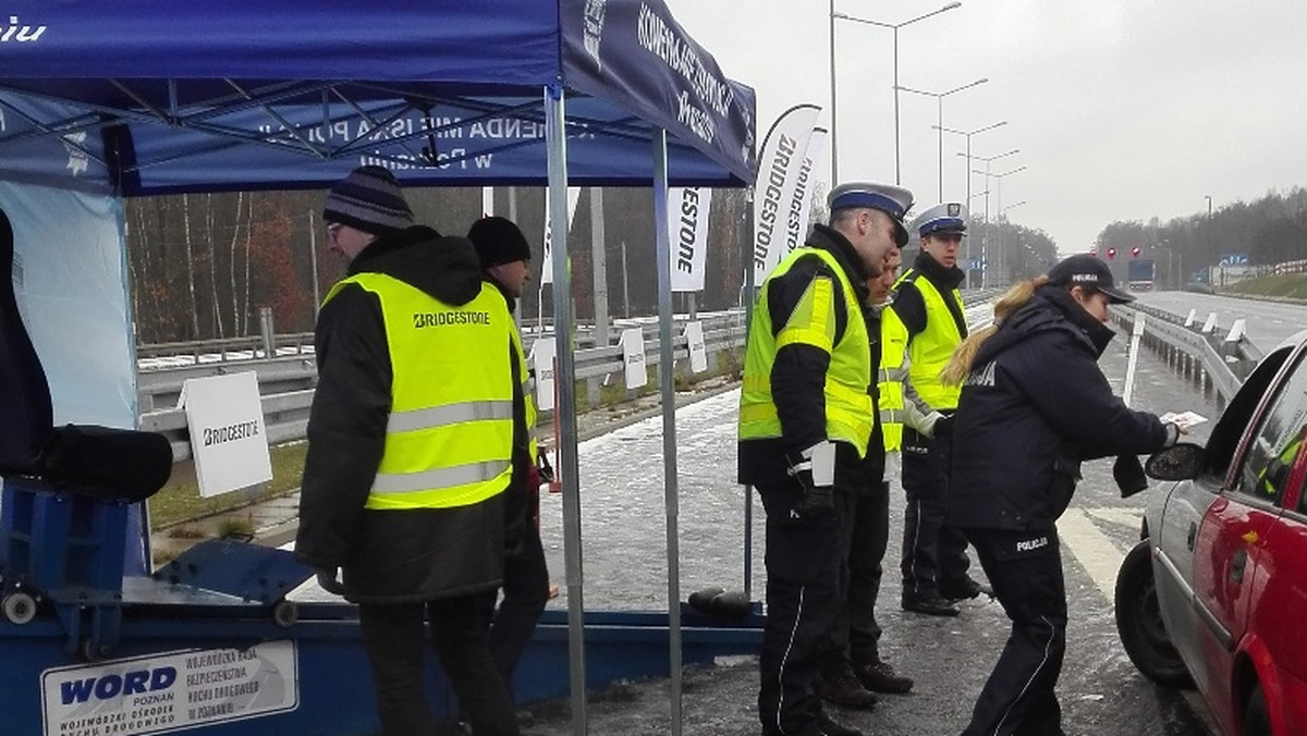 Kilkadziesiąt pojazdów skontrolowano podczas ostatniej akcji "Auto na Piątkę", w ramach której sprawdzono przygotowanie poznańskich kierowców do bezpiecznej, zimowej jazdy. Działania profilaktyczne zostały przeprowadzone przez funkcjonariuszy Wydziału Prewencji i Ruchu Drogowego Komendy Miejskiej Policji w Poznaniu przy wsparciu Bridgestone Poznań i Bridgestone Sales. To pierwsza w tym roku, lecz z pewnością nie ostatnia akcja, mająca na celu poprawę bezpieczeństwa na drogach.