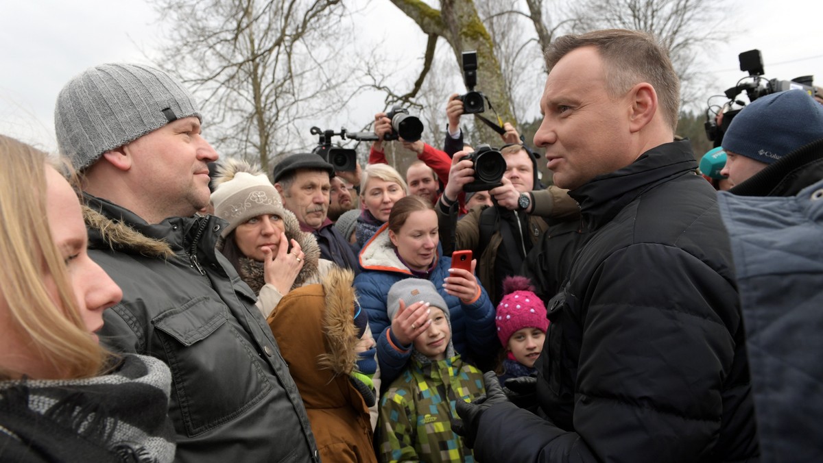 Z udziałem ponad 300 osób - wolontariuszy oraz przedstawicieli służb zaangażowanych w akcję likwidacji skutków nawałnicy w woj. pomorskim i kujawsko-pomorskim w sierpniu 2017 r. - rozpoczęło się dziś w Brusach (Pomorskie) spotkanie z prezydentem Andrzejem Dudą.