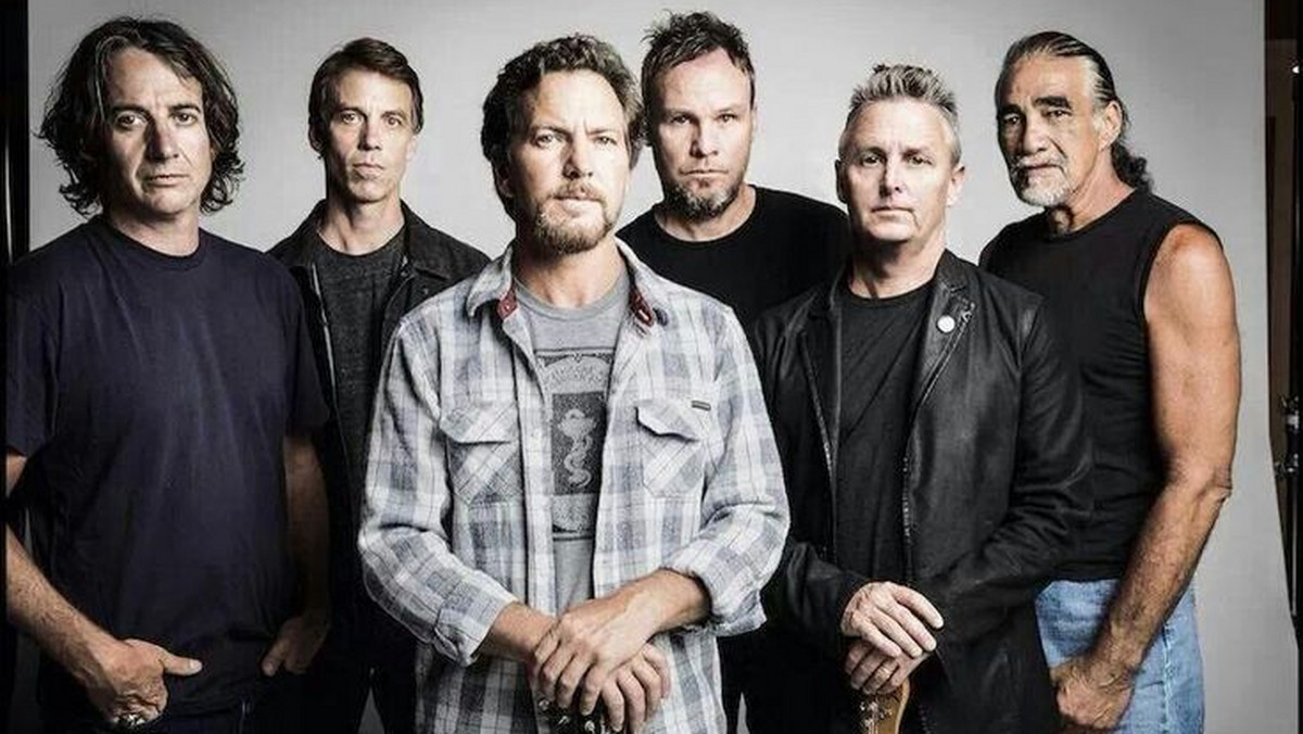 "Pearl Jam &amp; Eddie Vedder" Martina Clarke'a to druga, po "Pearl Jam. Roślinie" Małgorzaty Taklińskiej, biografia kultowej grupy z Seattle ukazująca się po polsku. Pearl Jam to jeden z tych zespołów, o których warto pisać, warto czytać i przede wszystkim - których warto słuchać.