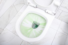 Sipajte samo 50 grama ovog praha u WC šolju i ZABORAVITE NA RIBANJE: Sijaće kao nova, a kamenac će nestati kao gumicom izbrisan