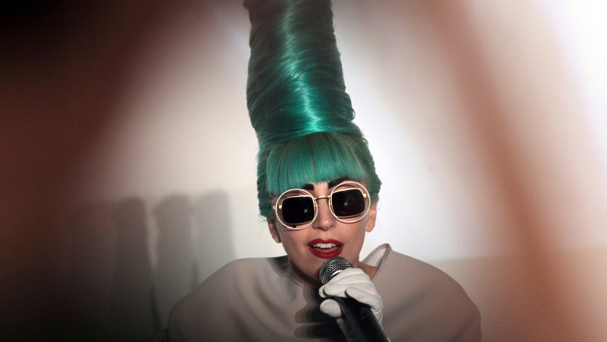 Lady Gaga lubi szokować na różne sposoby. Po tym jak zdążyła przyzwyczaić wszystkich do tego, iż publicznie nosi się wyłącznie w bieliźnie i kabaretkach postanowiła zadziwić świat trochę inaczej.