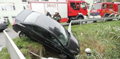 Wypadek w Paszynie. Samochód zawisł nad potokiem