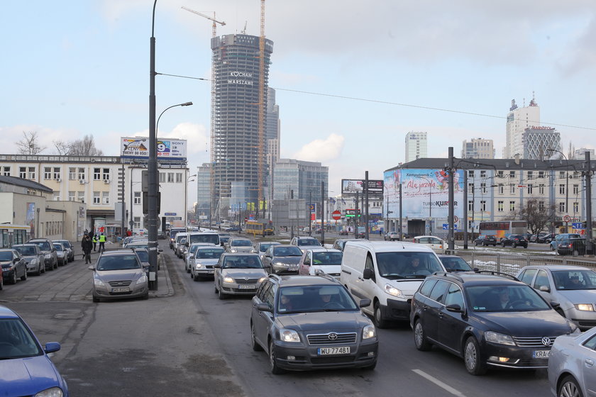 Wiadukt nad torami kolejowymi nie był naprawiany przez dziesiątki lat. Jednak jego remont nie został połączony z inwestycją drogowców.