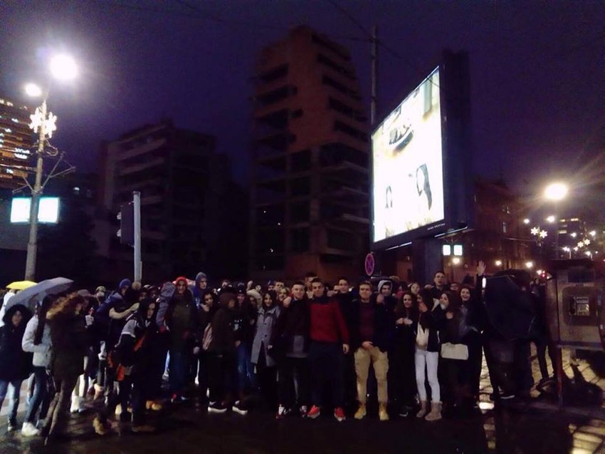 Okupljeni nezadovoljni učenici ispred Vlade