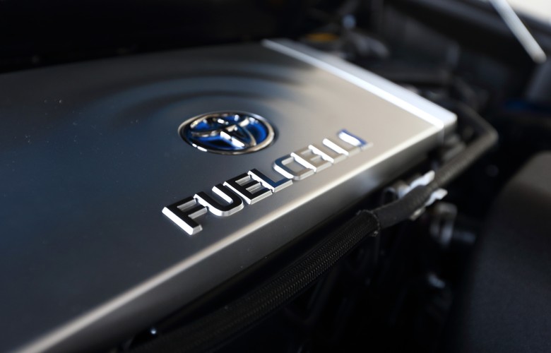 Dzięki zastosowaniu wodorowych ogniw paliwowych, z rury wydechowej Toyoty Mirai zamiast spalin wydobywa się jedynie para wodna.