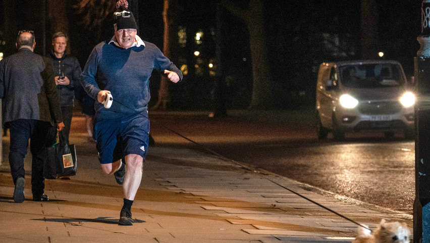A kutyájával fut, ám a vizsgálat elől nem futamodik meg Boris Johson brit kormányfő – fotó