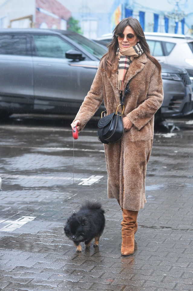 Kinga Rusin w stylowym płaszczu pod studiem "Dzień Dobry TVN"