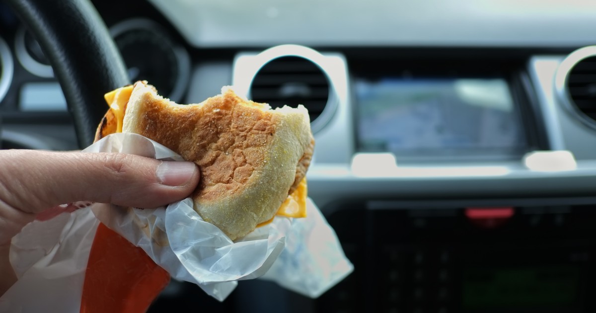 Stojąc w korku, częściej sięgamy po fast foody. Ruch drogowy może wpływać na naszą dietę