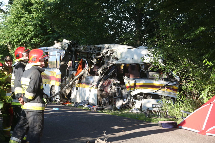 Tragiczny wypadek autokaru na Pomorzu. 20-latek usłyszał zarzuty