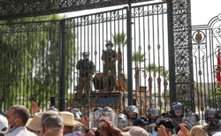 Protesty w Tunisie. Wojsko otoczyło parlament