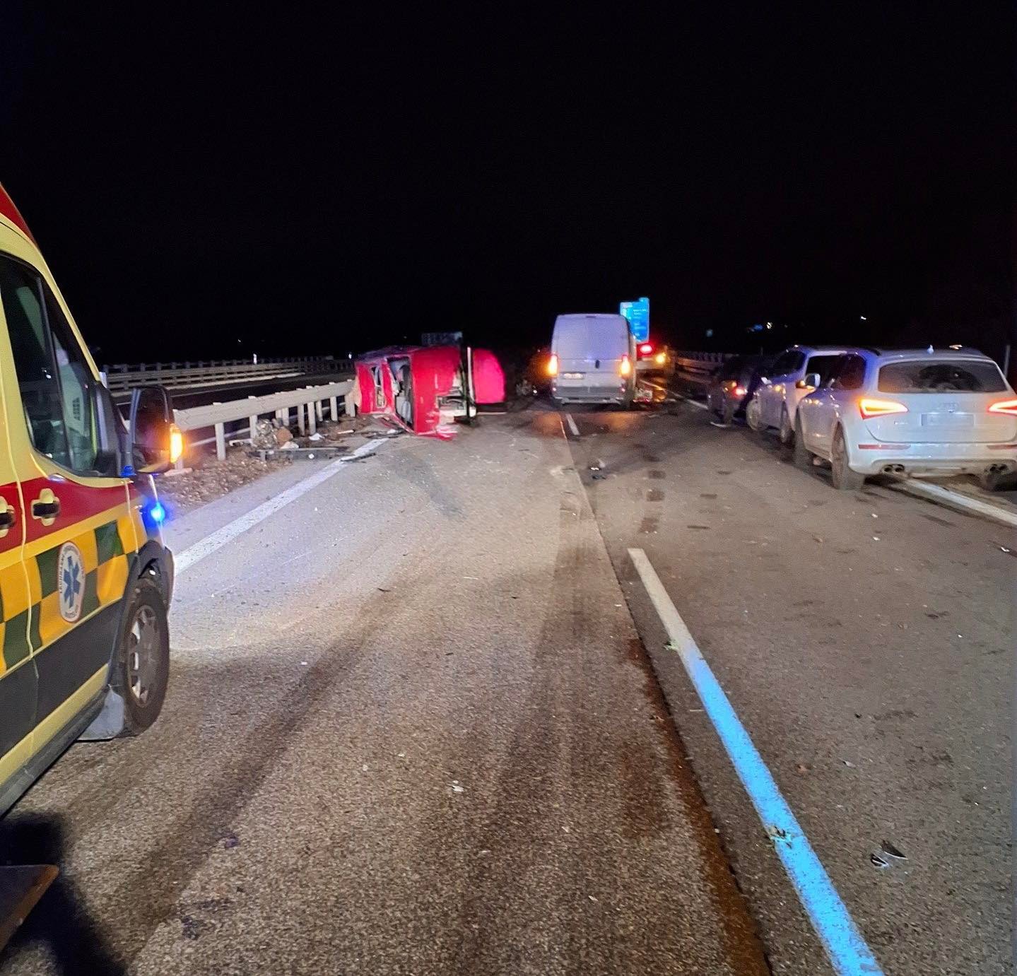 Pri pondelkovej nehode šiestich vozidiel sa zranili dve osoby. 