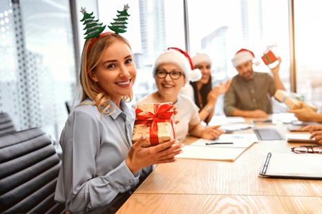 Pragmatyka wypiera firmowego "śledzika". Pracownicy wolą gotówkę