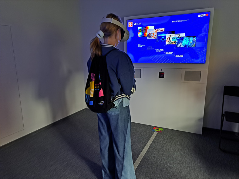 Za to tuż obok, w innym pokoju, mogłem wypróbować inny rodzaj oprogramowania, który wykorzystuje VR. Wszystko po to by zobaczyć, jak nowe technologie działają w praktyce. Także w świecie gier.