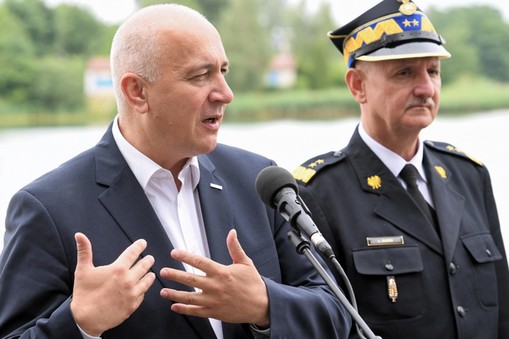 Minister spraw wewnętrznych i administracji Joachim Brudziński (L) i komendant główny Państwowej Straży Pożarnej gen. brygadier Leszek Suski 