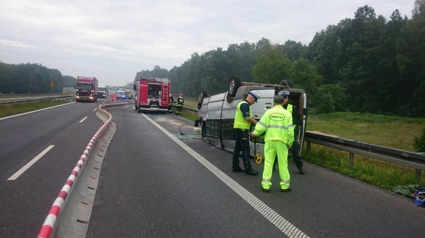 Bus dachował na A4