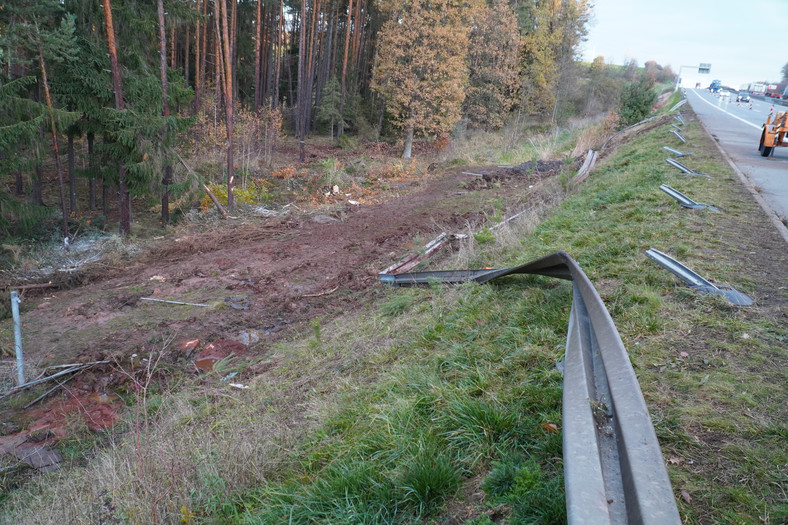 Ciężarówka przewożąca 30-metrowy tramwaj miała wypadek w Niemczech