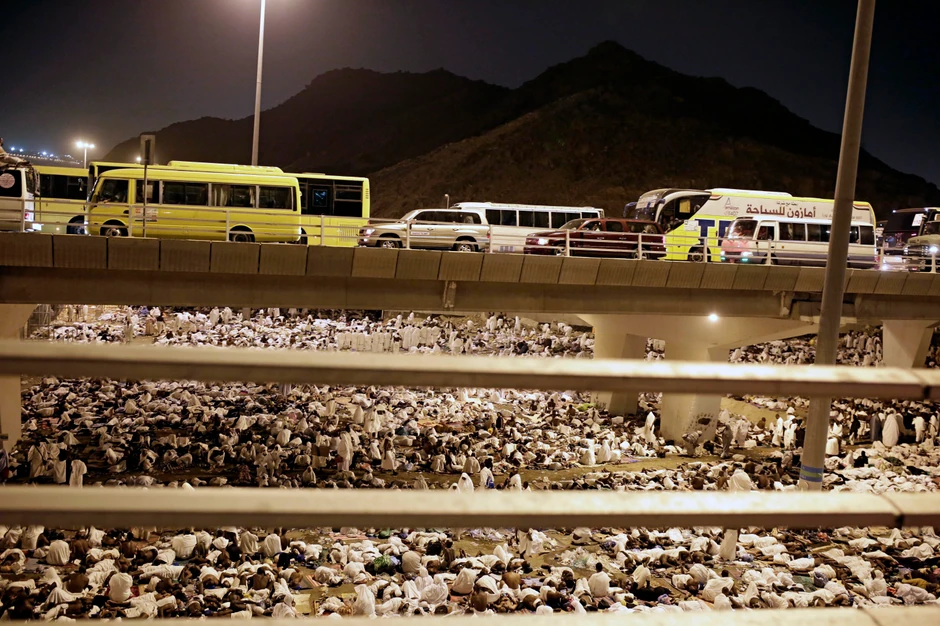 Hodočasnici spavaju na ulicima na svom putu do Mine