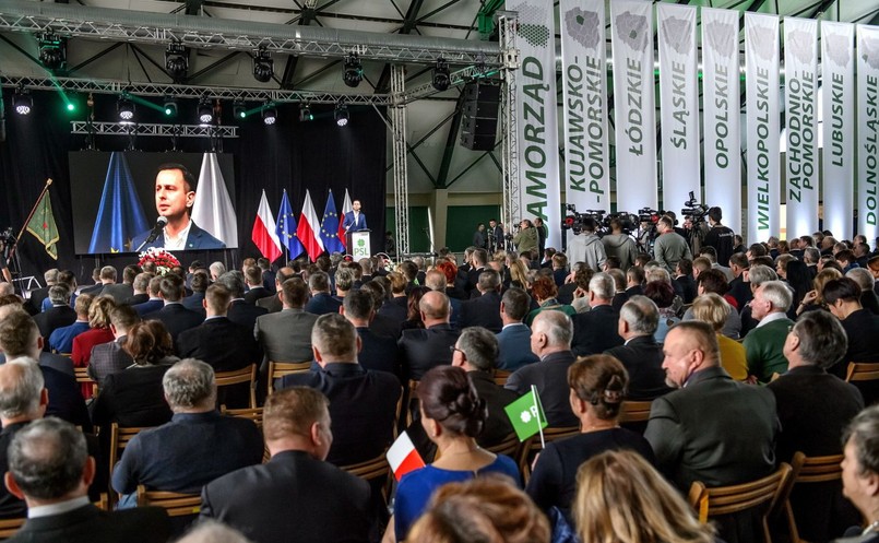 PiS liczy, że jeśli wygra w sejmikach, a zwłaszcza weźmie sejmik mazowiecki, to w PSL zacznie się proces wewnętrznej destrukcji, porachunków, rozliczeń, co zakończy się dymisją obecnego lidera stronnictwa i wyborem nowego. – Zapewne będzie to ktoś w typie Kalinowskiego, kto pójdzie na zbliżenie z Platformą i Nowoczesną, a to będzie dla nich gwóźdź do trumny, nie przejdą wyborczego progu, a bez nich reszta opozycji nie będzie miała szans na większość – mówi osoba z Nowogrodzkiej. A to wymarzony scenariusz dla PiS, przybliżający partię do głównego celu, czyli drugiej kadencji w ławach rządowych.