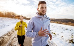 Jak trenować zimą, aby utrzymać ciało w zdrowiu i formie?