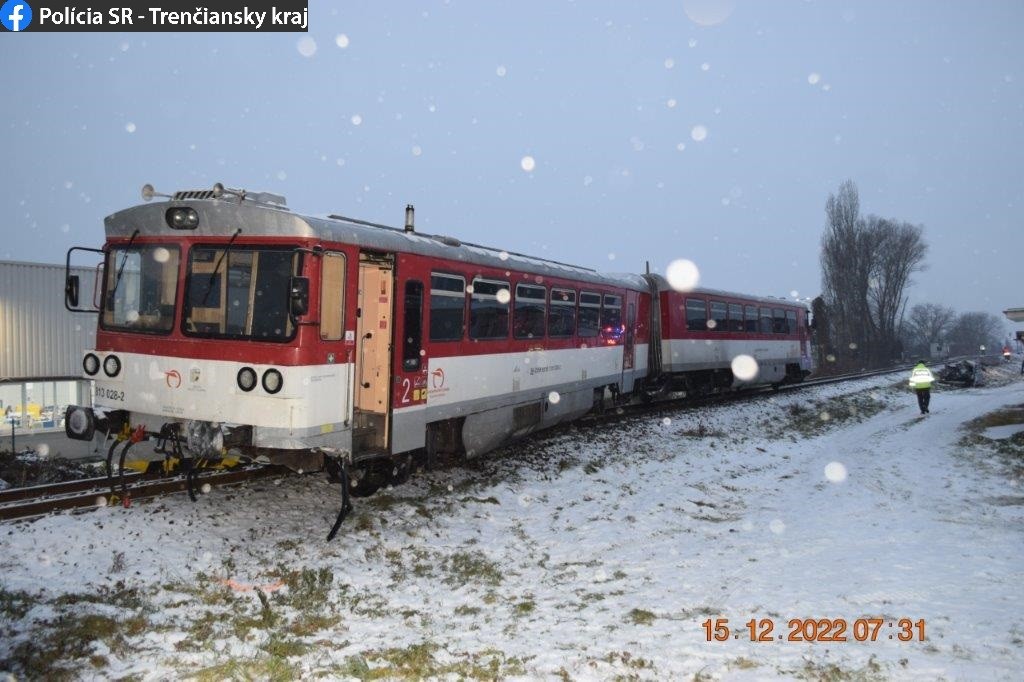 Pri zrážke auta s vlakom sa v Bánovciach nad Bebravou zranila vodička.