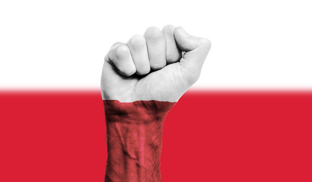 Sukcesy otwartej gospodarki i coraz bardziej zamknięta polityka. "Politico" pisze o polskim "rozdwojeniu jaźni"