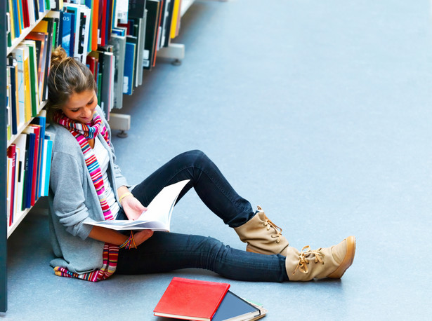 Studentka podczas nauki do egzaminu