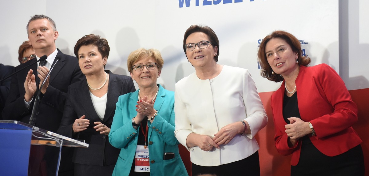 Od lewej: wicepremier Tomasz Siemoniak, prezydent Warszawy Hanna Gronkiewicz-Waltz, wicemarszałek Sejmu Elżbieta Radziszewska, premier Ewa Kopacz i marszałek Sejmu Małgorzata Kidawa-Błońska