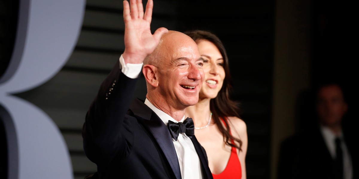 Jeff Bezos z żoną MacKenzie. CEO Amazona uważa, że jego firma nie może spoczywać na laurach