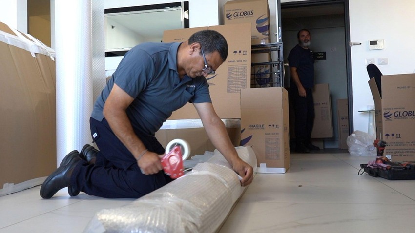 Kompanija za selidbe koja pakuje stvari porodice Avidan kaže da je primetila porast broja ljudi koji napuštaju Izrael pre napada 7. oktobra | Foto: BBC