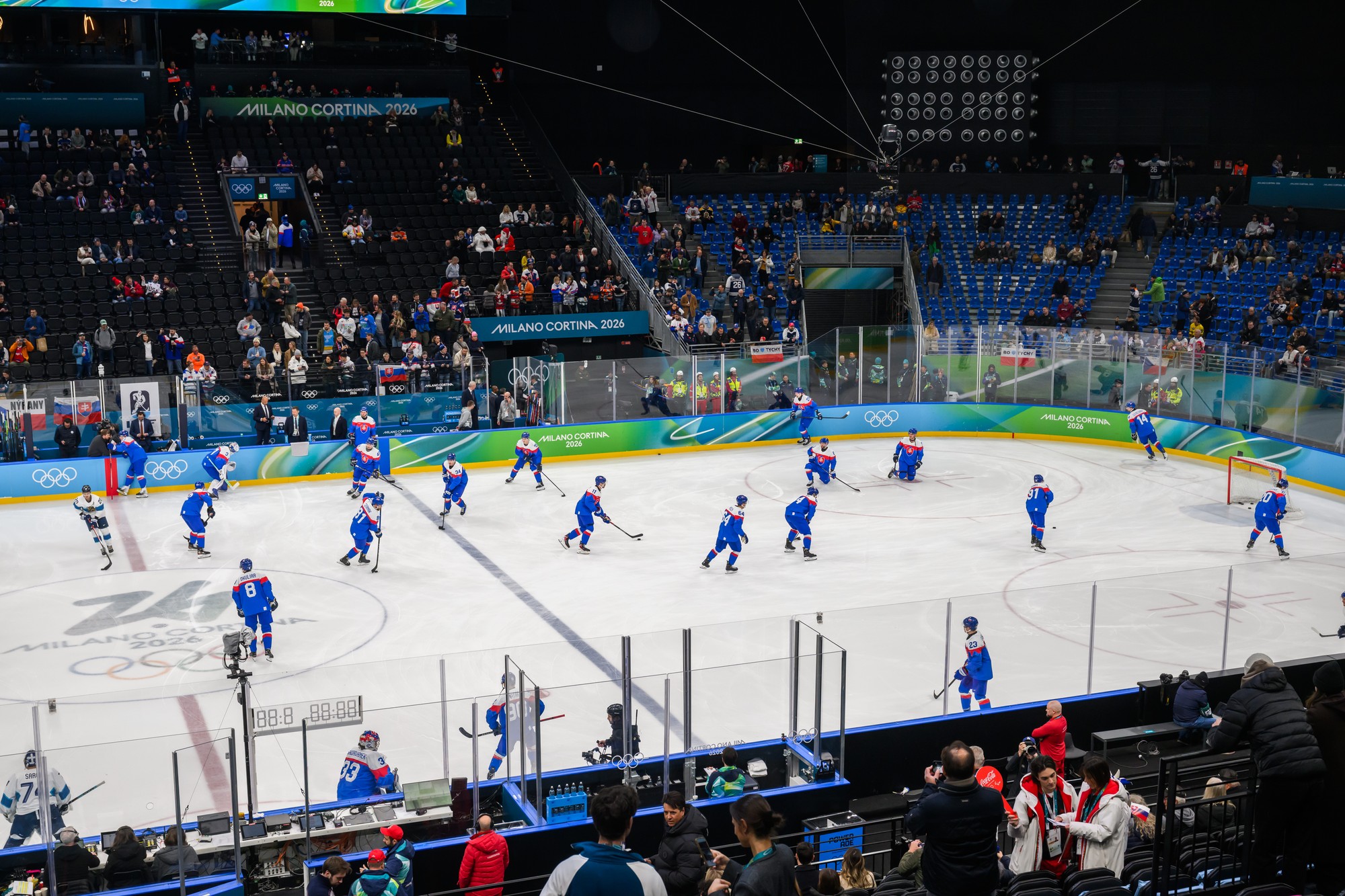 Slovenskí hokejoví reprezentanti sa rozcvičujú pred zápasom o 3. miesto s Fínskom.