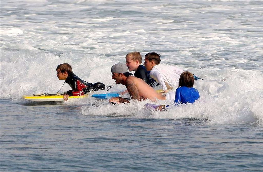 Celebryta z dzieciakami na surfingu. FOTY