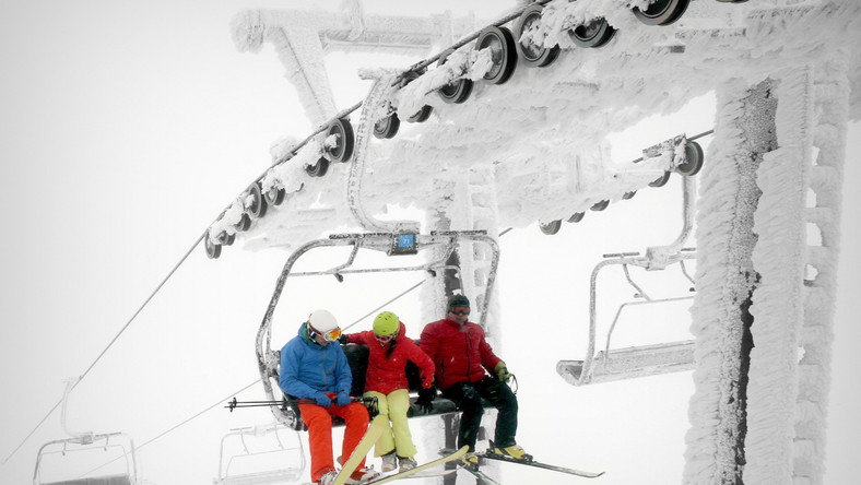 Jeśli chcesz jeszcze w tym sezonie zjechać na nartach z Kasprowego Wierchu musisz się spieszyć! Do niedzieli będzie czynna trasa w Dolinie Gąsienicowej. Ze względu na coraz wyższe temperatury w górach i coraz mniej zalegającego śniegu na trasie sezon narciarski dobiega końca.