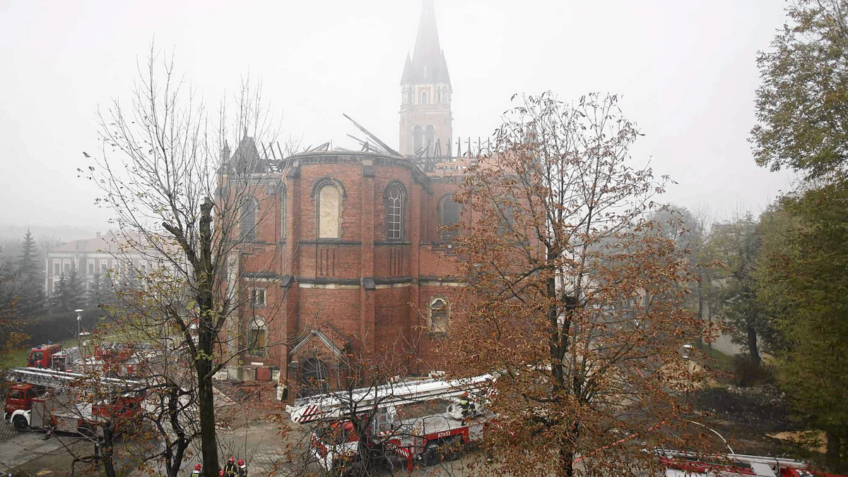 Prokuratura umorzyła śledztwo w sprawie ubiegłorocznego pożaru katedry w Sosnowcu, w wyniku którego zniszczony został dach zabytkowej świątyni i część polichromii. Nie ma dowodów, że pożar powstał w wyniku przestępstwa - uznali prowadzący postępowanie.