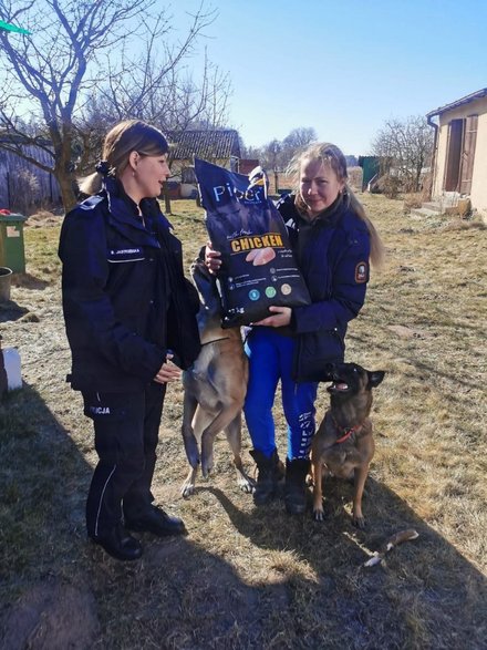 Policjanci z Siedlec zadeklarowali, że zapewnią zapas karmy dla czworonogów ukraińskiej funkcjonariuszki