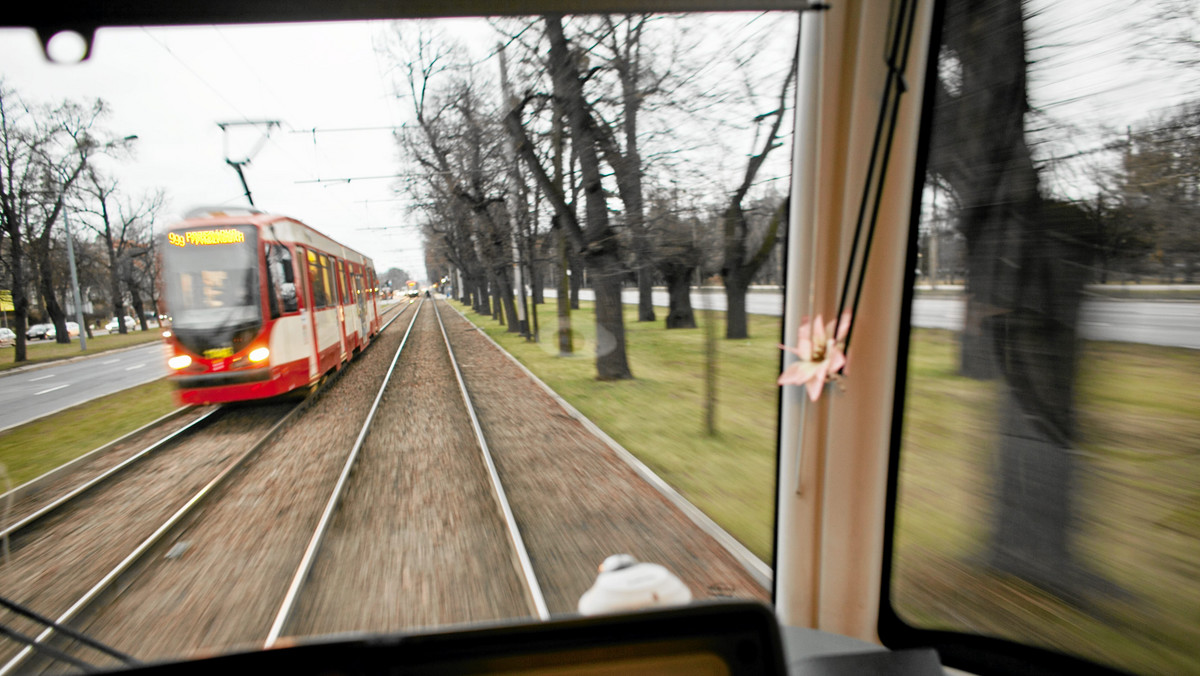System Informacji Pasażerskiej w Gdańsku ciągle się rozwija. Na stronie internetowej gdańskiego ZTM właśnie uruchomiono specjalną aplikację, która umożliwia sprawdzenie rzeczywistego czasu odjazdu tramwaju i autobusu. To bardzo przydatne, szczególnie dla tych, którzy korzystają z mobilnej wersji aplikacji.