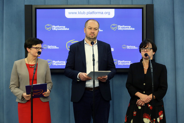 Krystyna Szumilas, Joanna Kluzik-Rostkowska oraz Maciej Jakubowski podczas konferencji