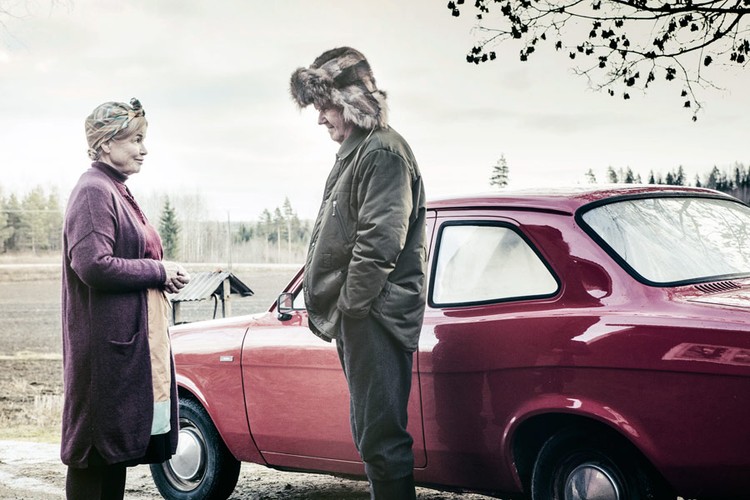 Stary człowiek i może, reż. Dome Karukoski
<br><br>
STARY CZŁOWIEK I MOŻE to opowieść o tym, że kiedyś było lepiej. O kimś, kto pamięta, że wtedy wszystko było jak należy. Wtedy, czyli jakoś przed 1953 rokiem. To, co nastąpiło potem, tylko psuje człowiekowi krew. Sędziwy, nieco zrzędliwy Drażliwiec potknął się przy schodzeniu do piwnicy. Czeka go rehabilitacja w jednym z helsińskich szpitali. Taki obrót spraw jest mu nie na rękę z czterech powodów: będzie musiał wziąć taksówkę, nie będzie mógł podać zupy cierpiącej na chorobę Alzheimera żonie, sam nie prowadzi samochodu, więc istnieje ryzyko przejażdżki z babą za kierownicą oraz będzie musiał spędzać czas z rodziną. W tym – ze swoją synową. Synowa Drażliwca to nowoczesna kobieta sukcesu. Nie przepada za staruszkiem, który potrafi tylko narzekać. Perspektywa zajęcia się teściem jest tym bardziej kłopotliwa, że czeka ją zadanie - dobić targu z rosyjskimi biznesmenami. Komuś na pewno napsuje się dużo krwi… [opis dystrybutora]