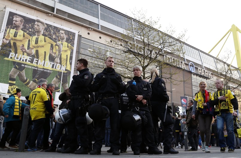 Patrol policji przed stadionem Borussi w Dortmundzie